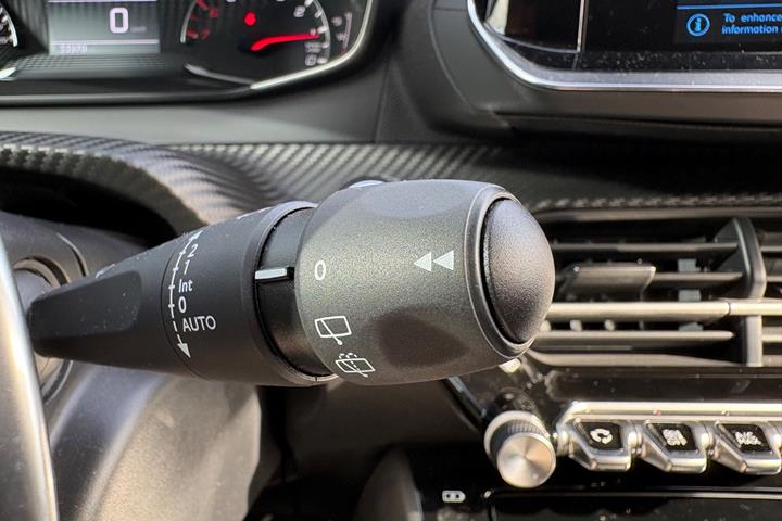 Rød Peugeot 208 fra 2023