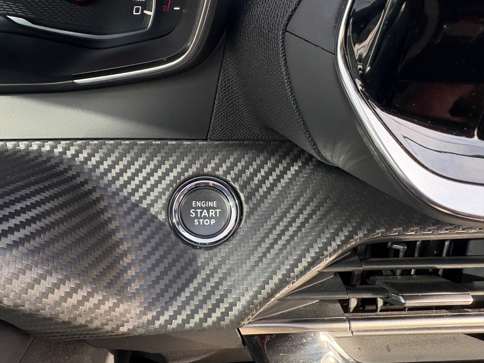 Rød Peugeot 208 fra 2023