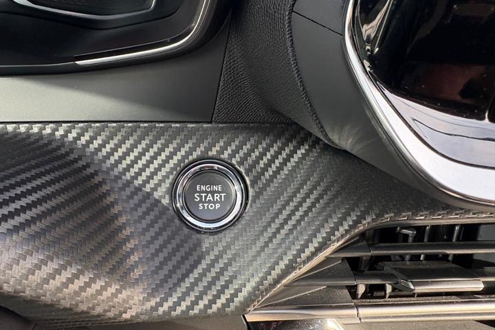 Rød Peugeot 208 fra 2023