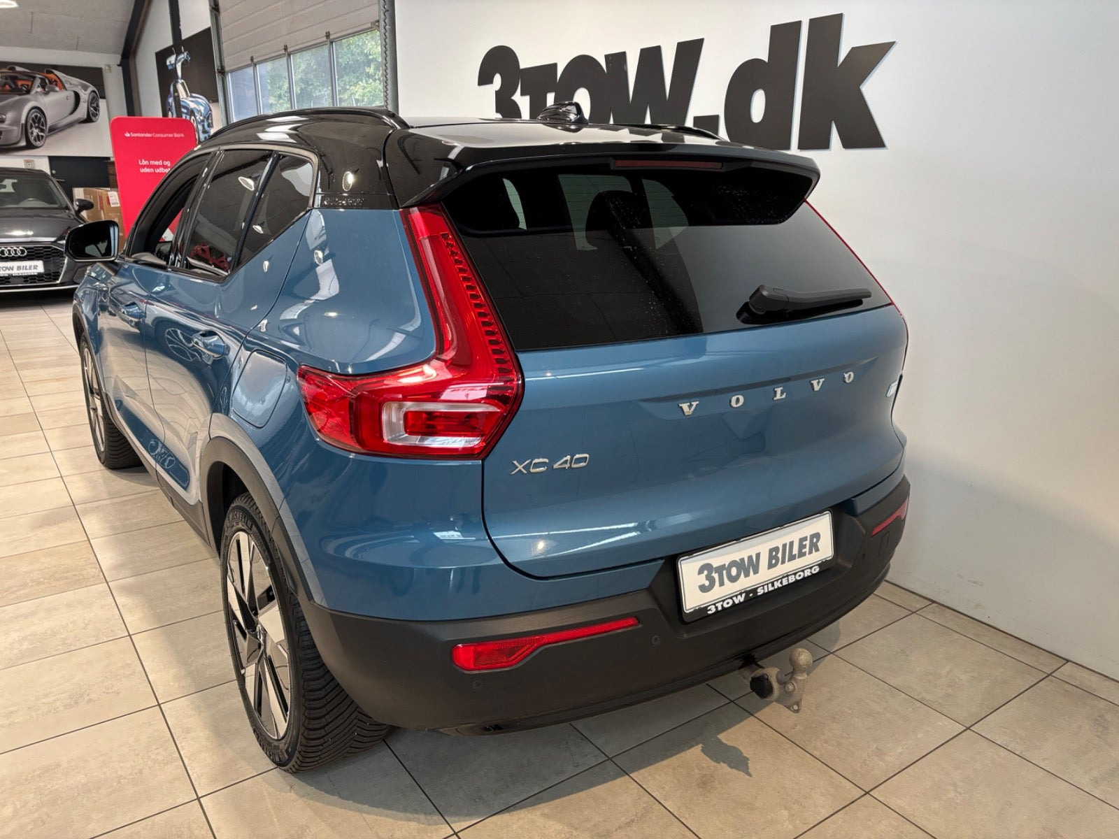 Blå Volvo XC40 fra 2024