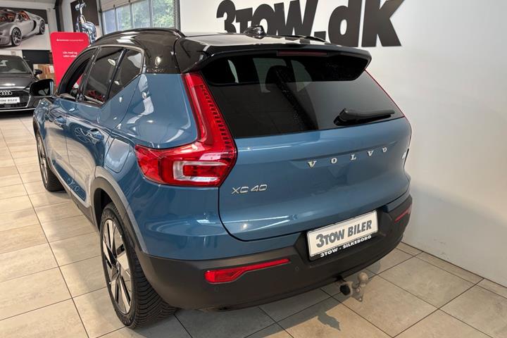 Blå Volvo XC40 fra 2024