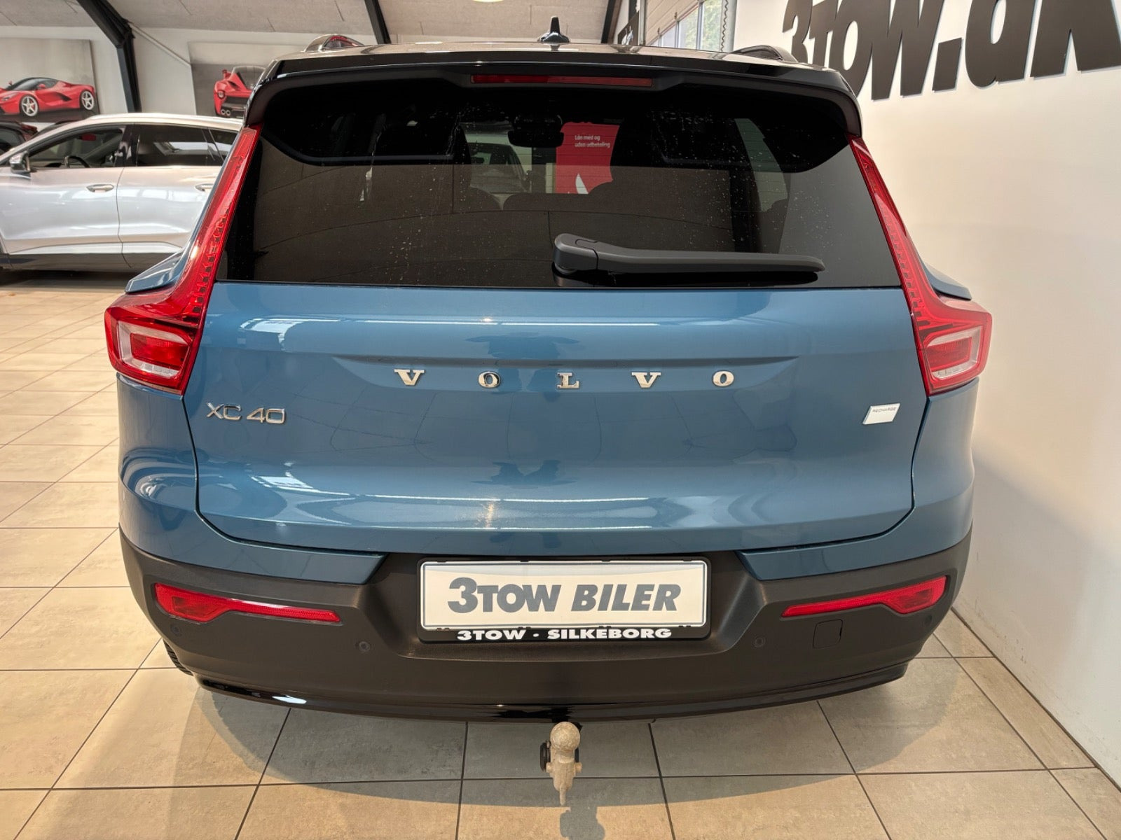 Blå Volvo XC40 fra 2024