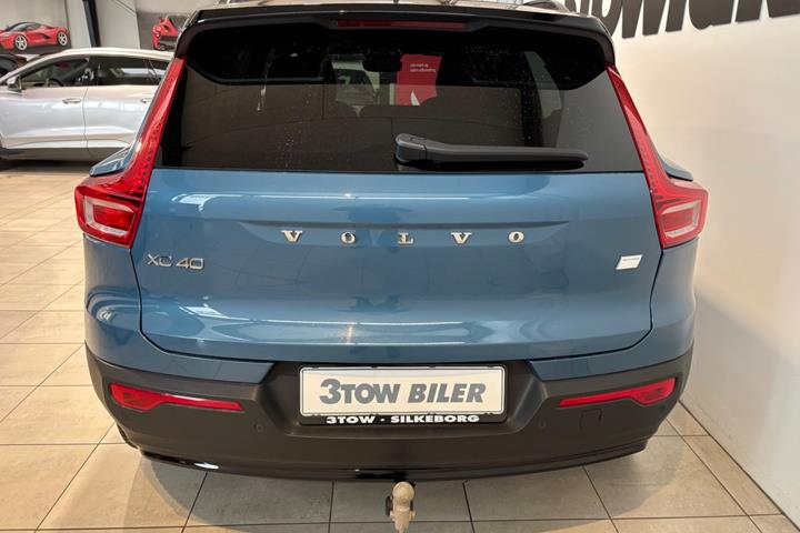 Blå Volvo XC40 fra 2024