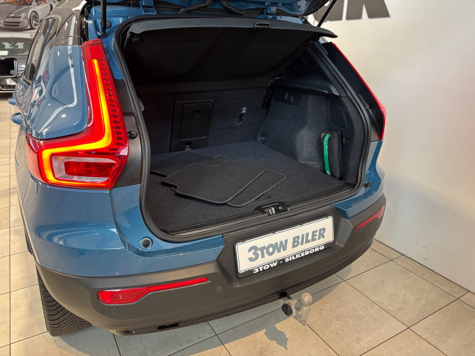 Blå Volvo XC40 fra 2024