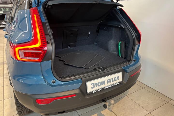 Blå Volvo XC40 fra 2024