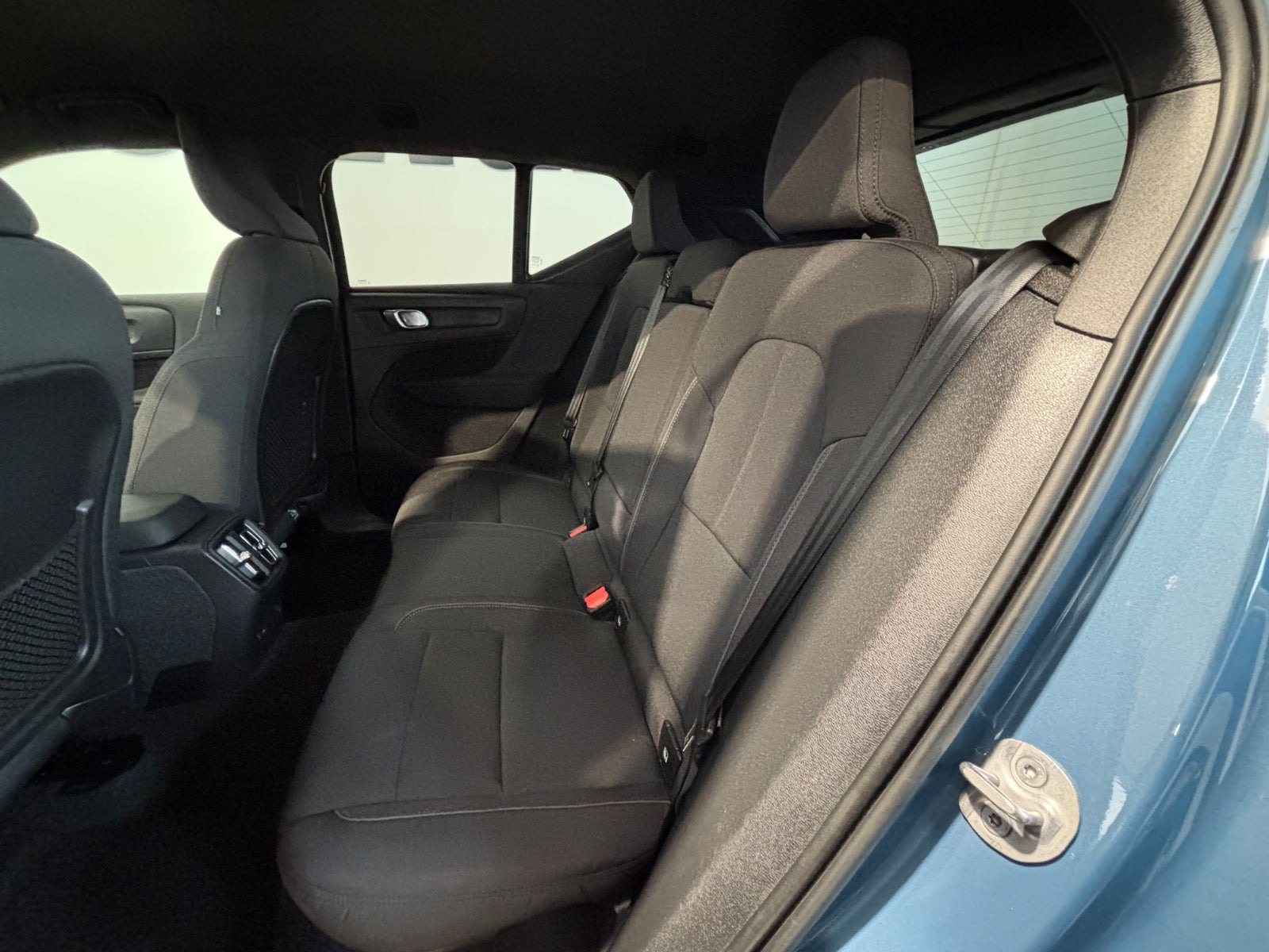 Blå Volvo XC40 fra 2024