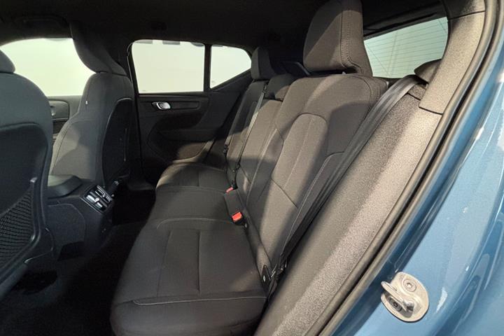 Blå Volvo XC40 fra 2024