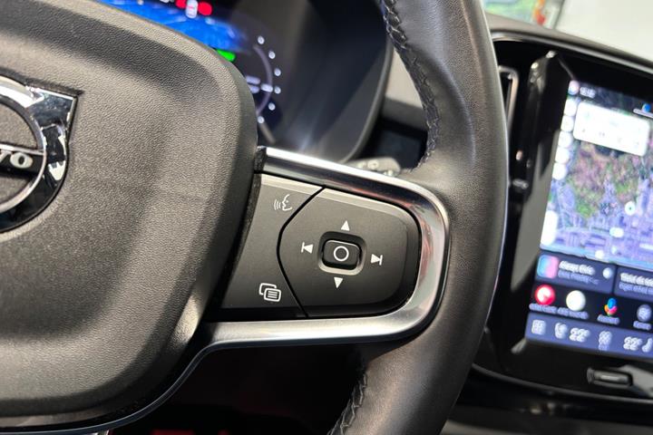 Blå Volvo XC40 fra 2024