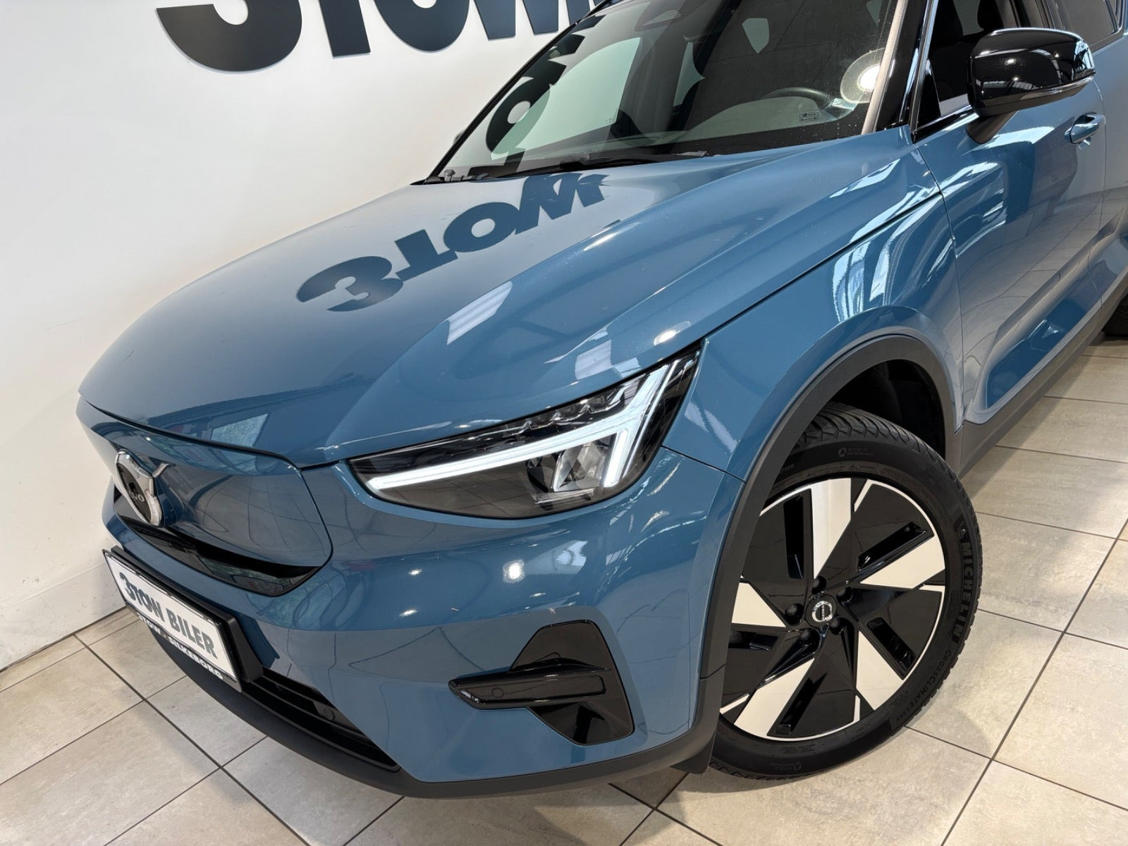 Blå Volvo XC40 fra 2024