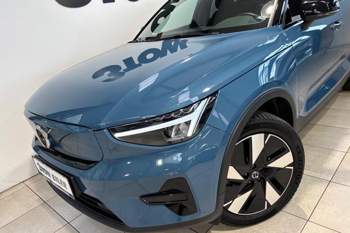 Blå Volvo XC40 fra 2024
