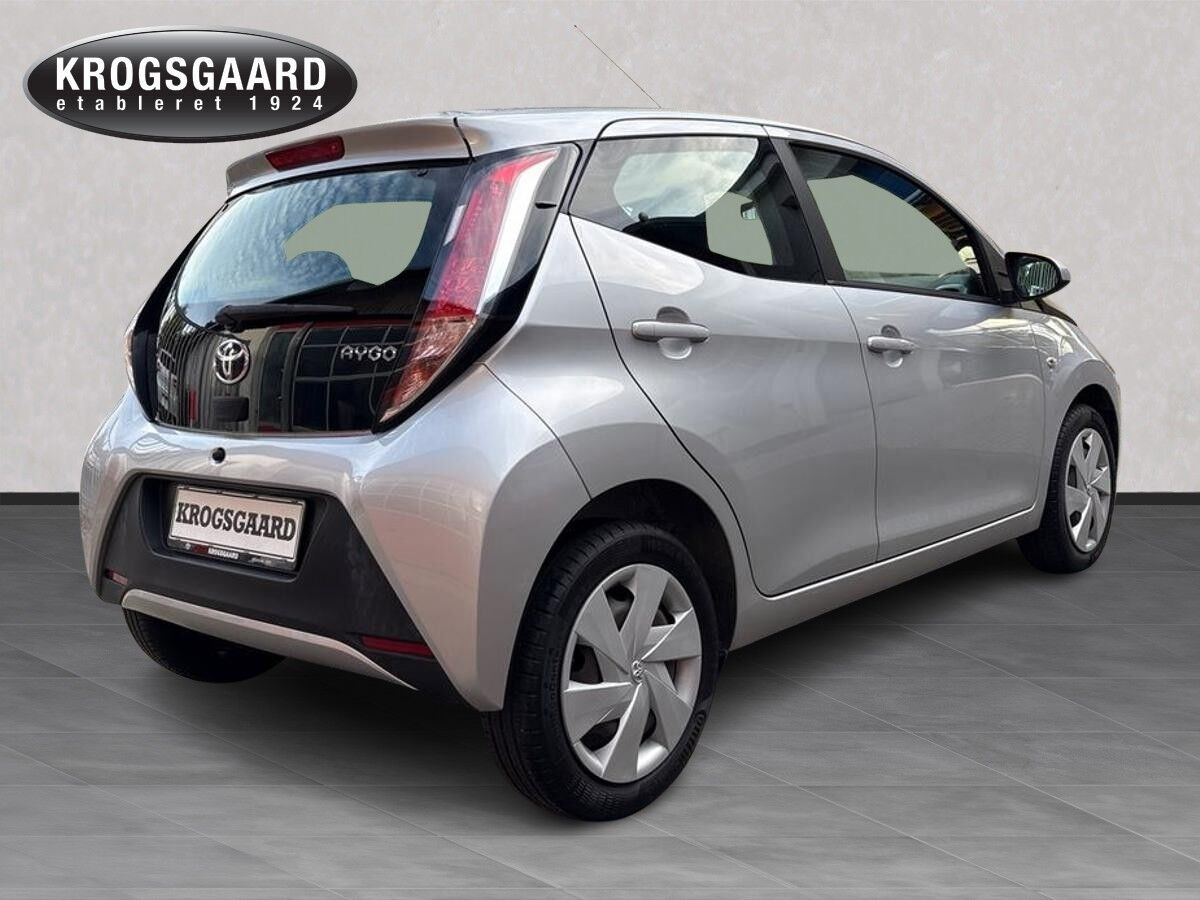 Sølv Toyota Aygo fra 2015