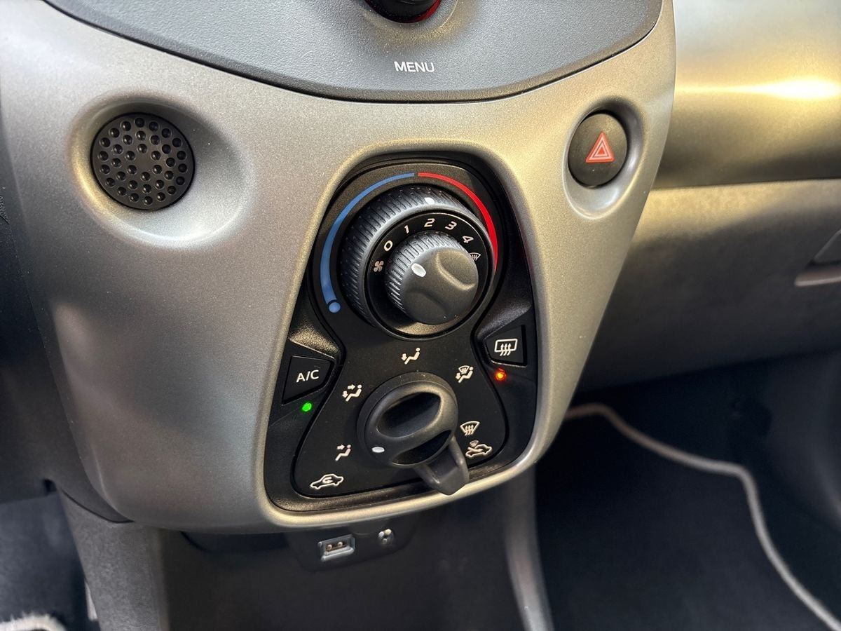 Sølv Toyota Aygo fra 2015