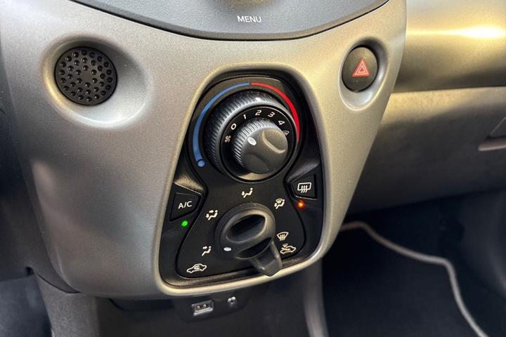 Sølv Toyota Aygo fra 2015