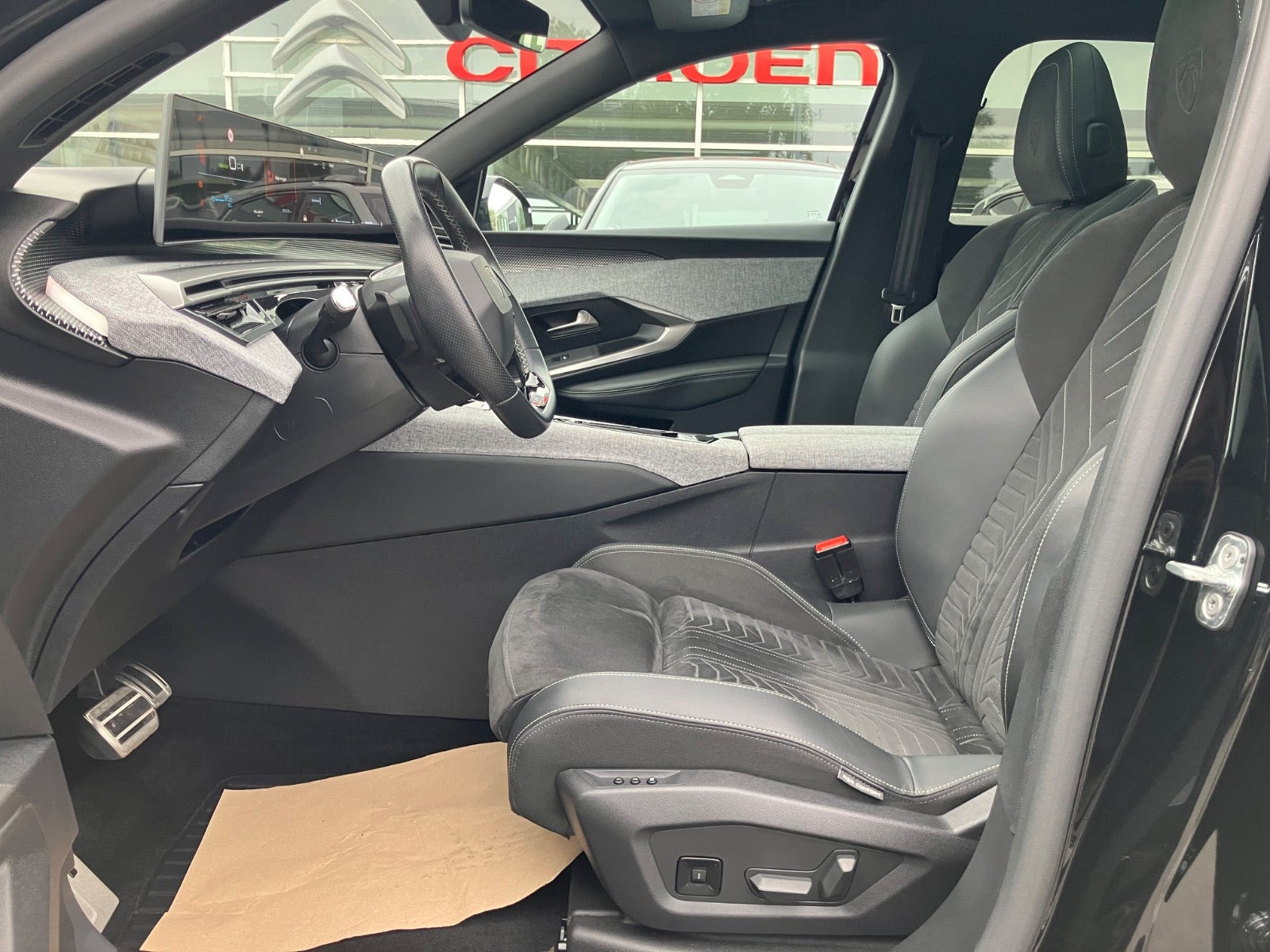 Sort Peugeot e-3008 fra 2025
