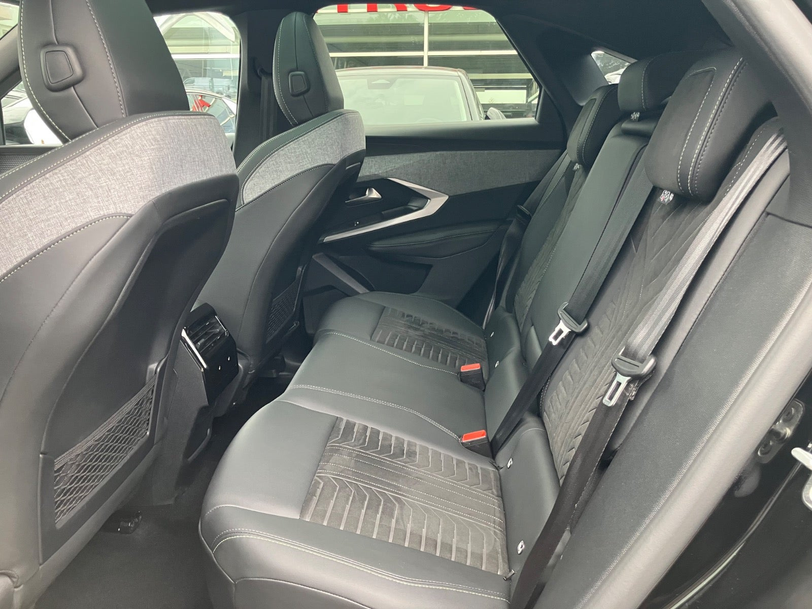 Sort Peugeot e-3008 fra 2025