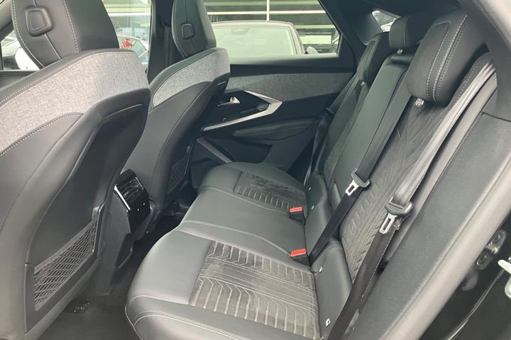 Sort Peugeot e-3008 fra 2025