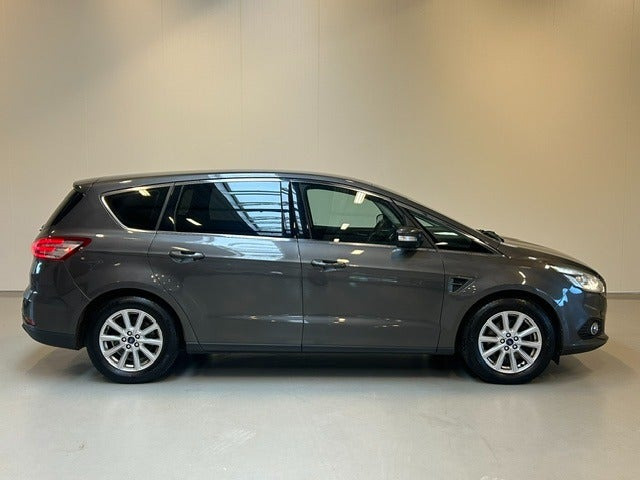 Grå Ford S-MAX fra 2018