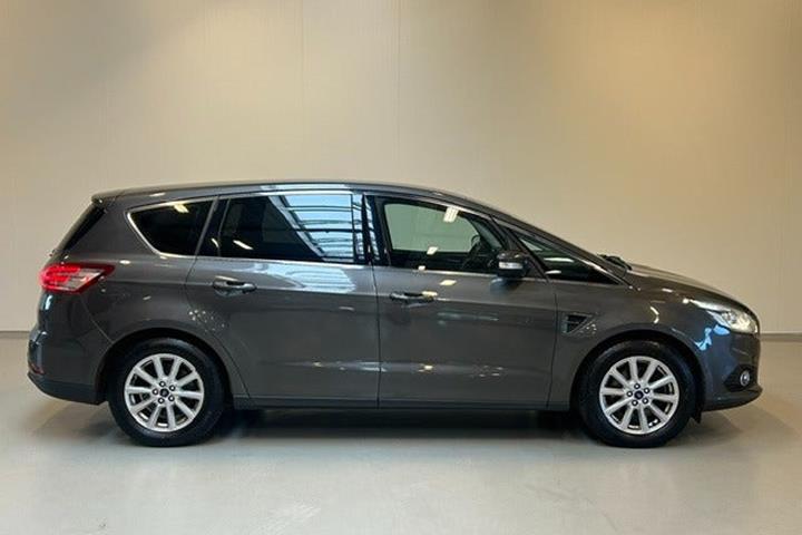 Grå Ford S-MAX fra 2018