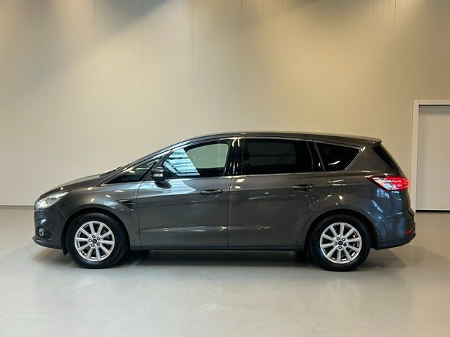 Grå Ford S-MAX fra 2018
