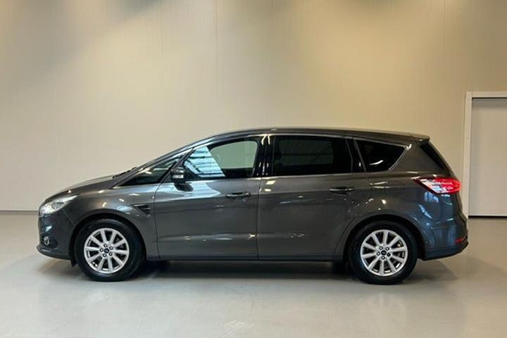 Grå Ford S-MAX fra 2018