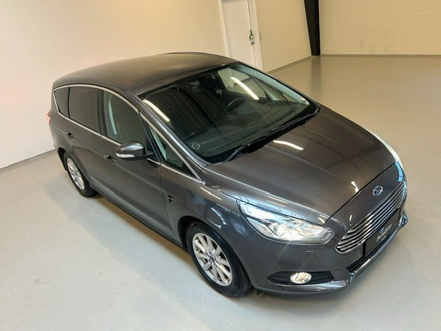 Grå Ford S-MAX fra 2018