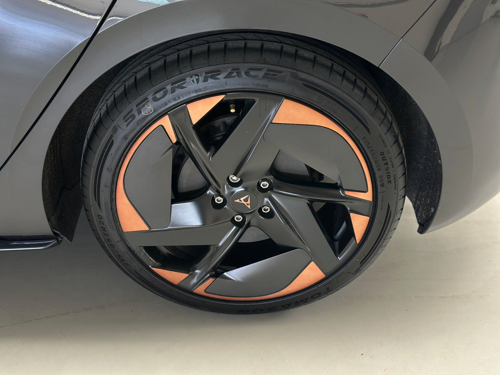 Grå Cupra Born fra 2023