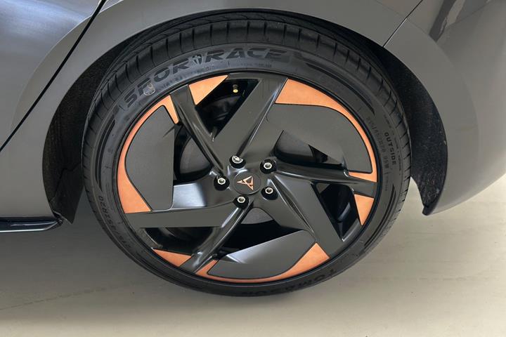 Grå Cupra Born fra 2023