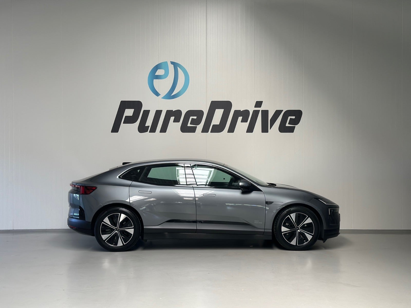 Grå Polestar 4 fra 2025
