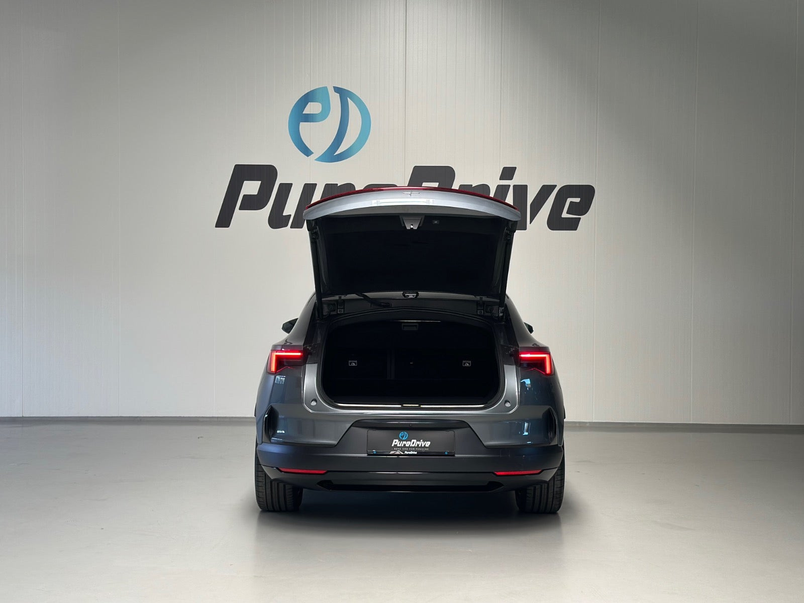 Grå Polestar 4 fra 2025