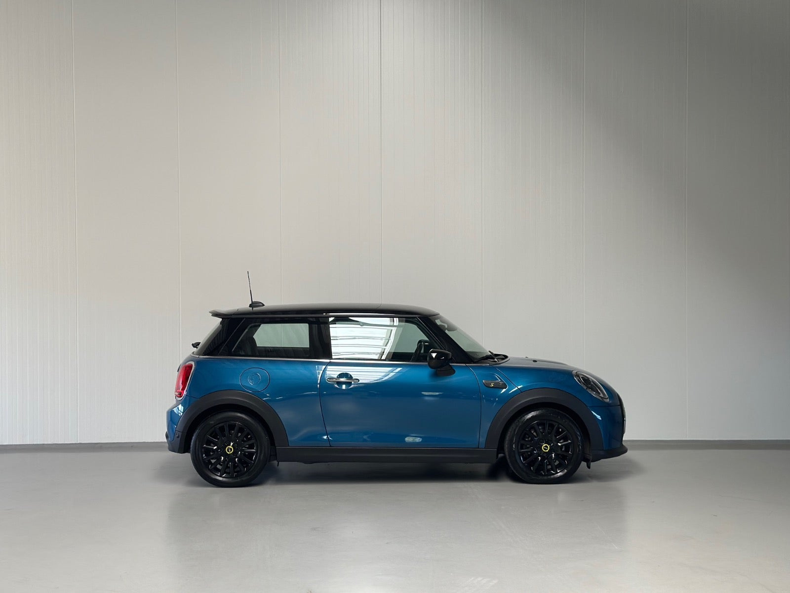 Blå Mini Cooper SE fra 2023