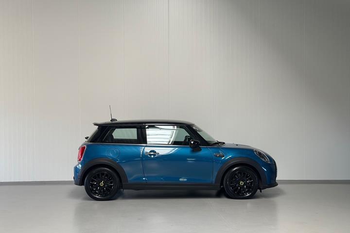 Blå Mini Cooper SE fra 2023