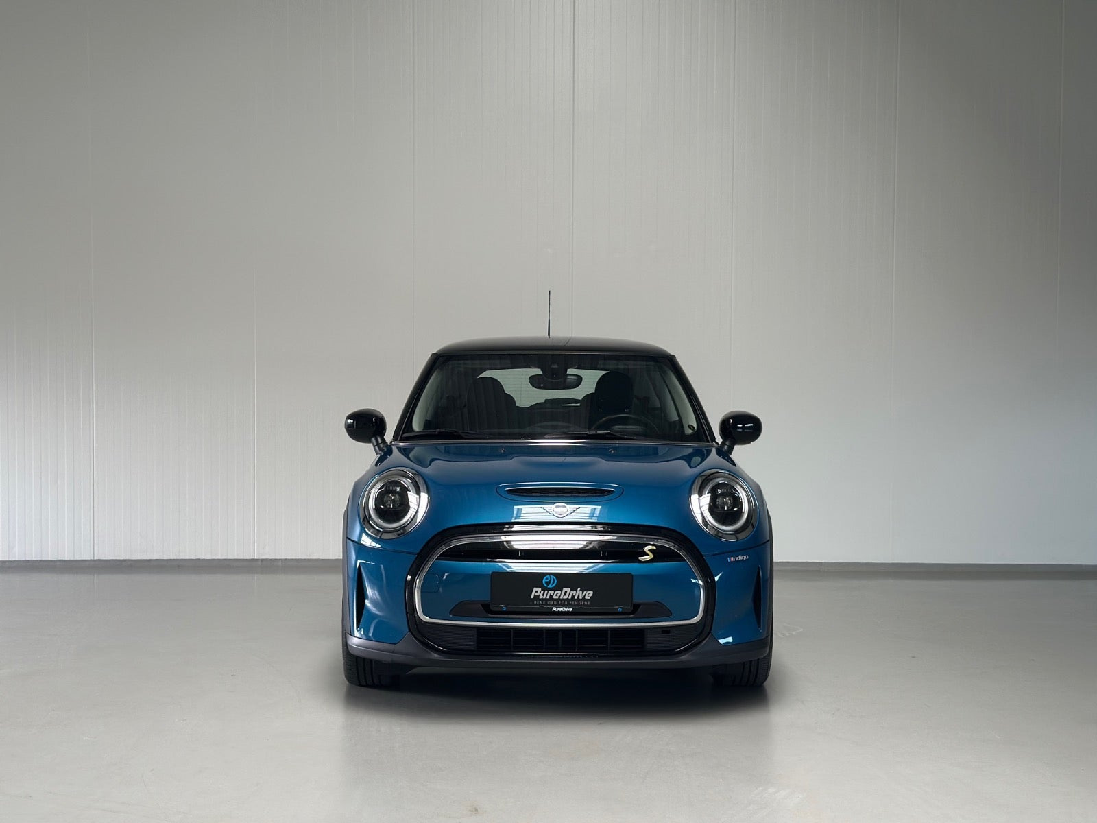 Blå Mini Cooper SE fra 2023