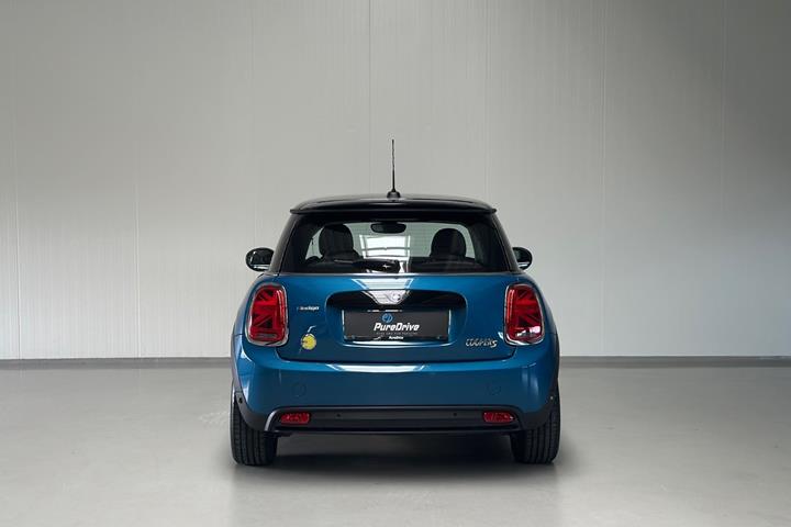 Blå Mini Cooper SE fra 2023