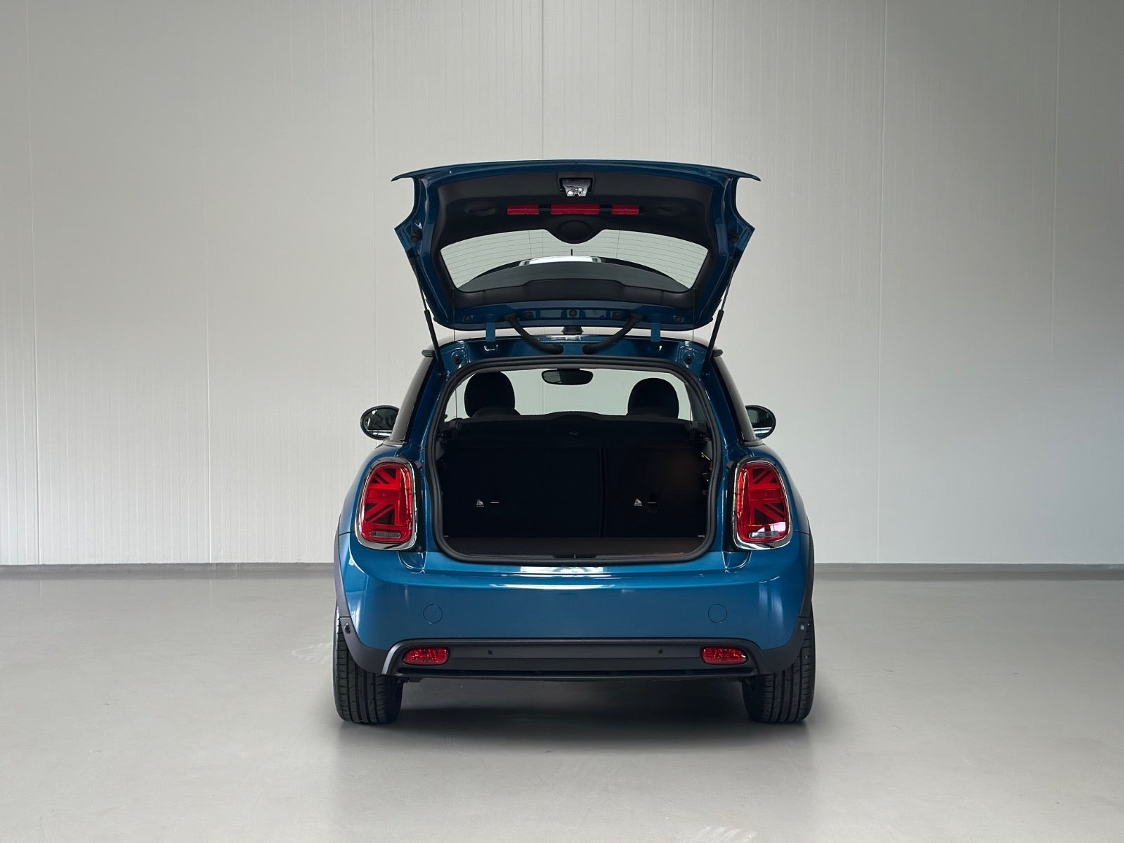 Blå Mini Cooper SE fra 2023