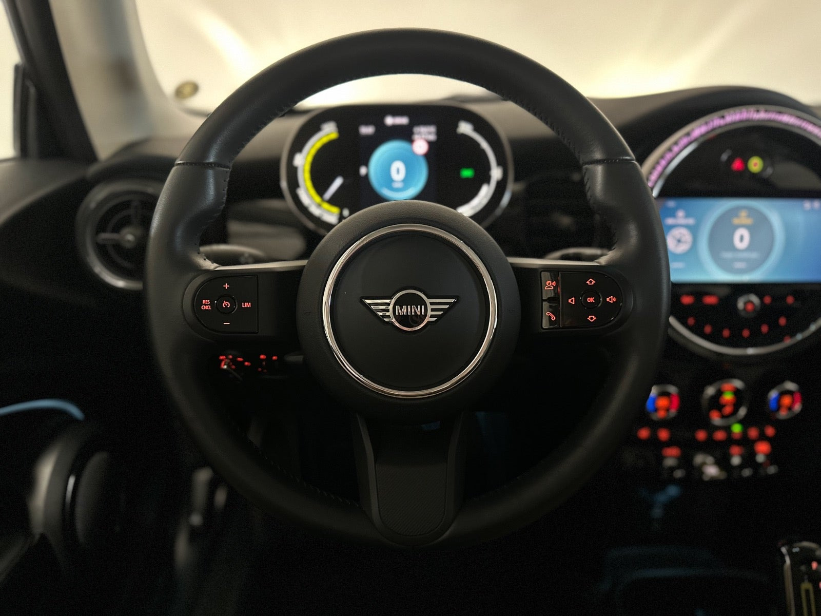 Blå Mini Cooper SE fra 2023