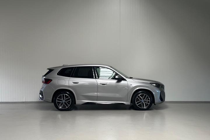 Sølv BMW iX1 fra 2023
