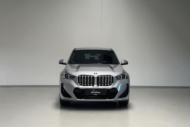 Sølv BMW iX1 fra 2023