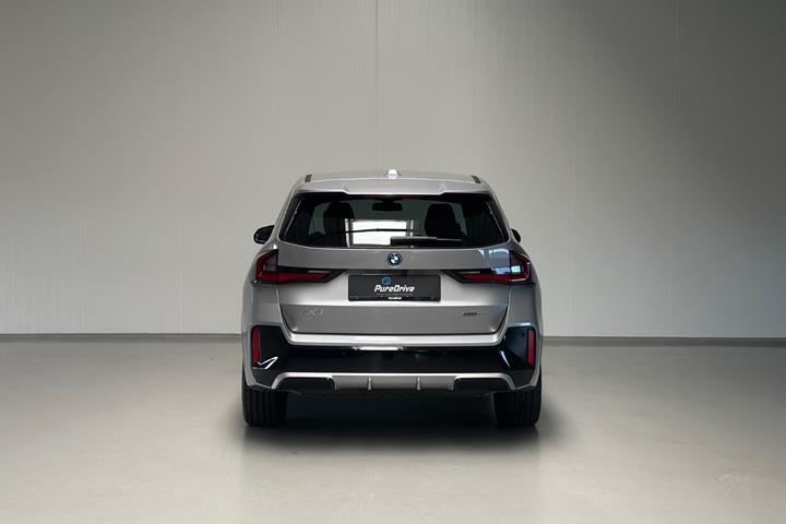 Sølv BMW iX1 fra 2023