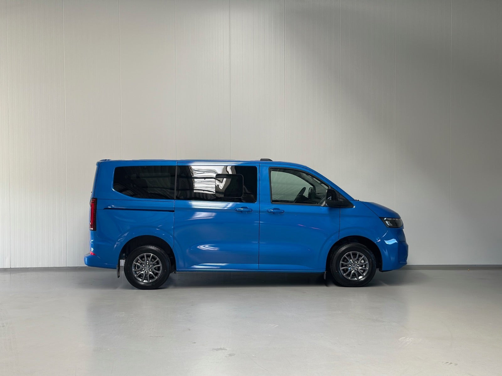 Blå VW e-Caravelle fra 2025