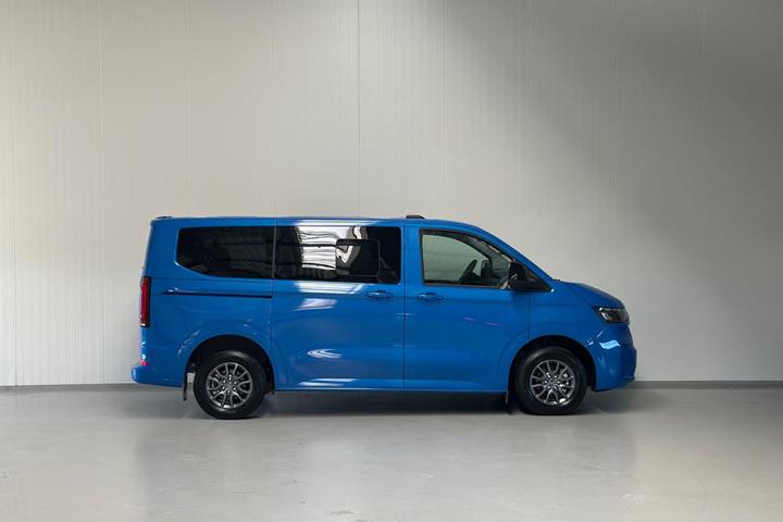 Blå VW e-Caravelle fra 2025