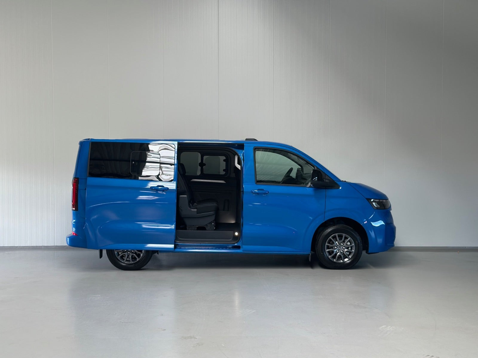 Blå VW e-Caravelle fra 2025