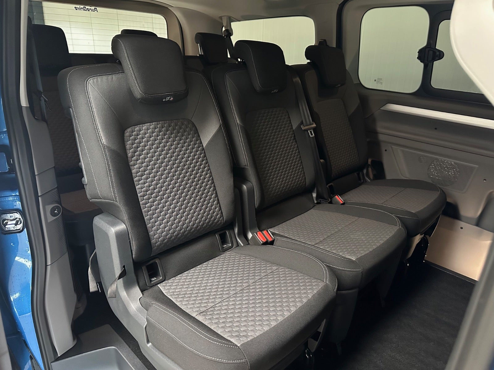 Blå VW e-Caravelle fra 2025