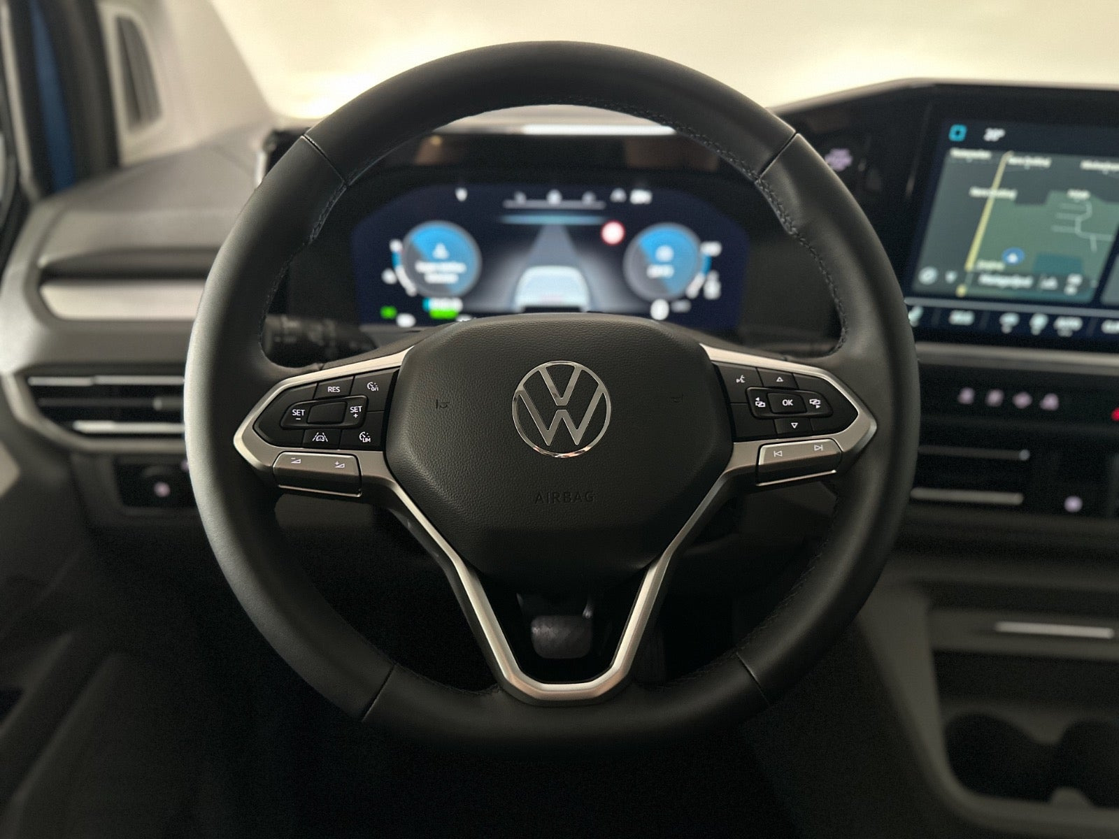 Blå VW e-Caravelle fra 2025