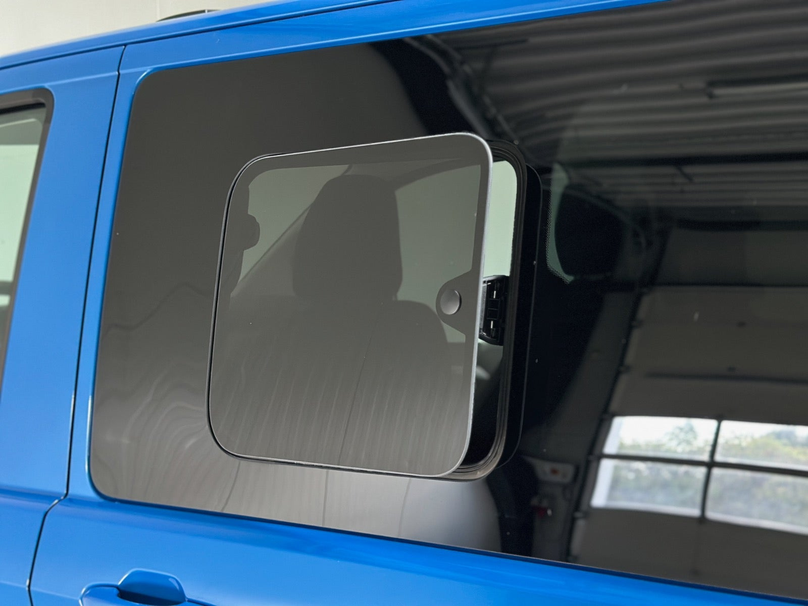 Blå VW e-Caravelle fra 2025