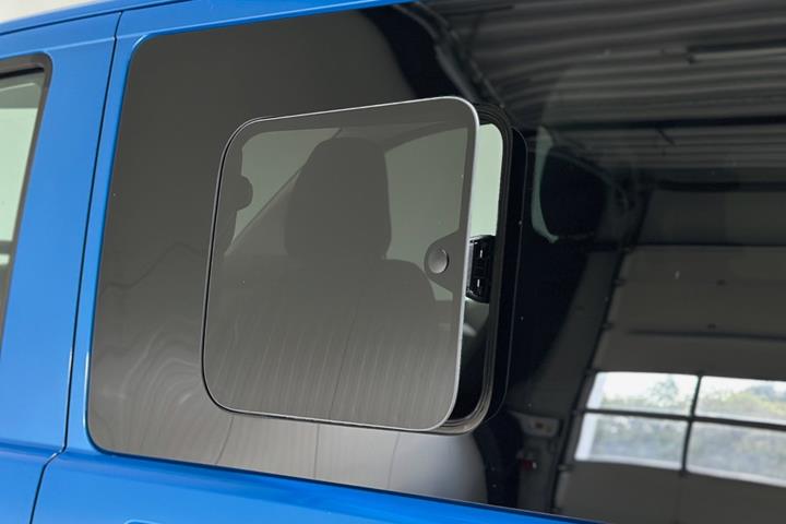 Blå VW e-Caravelle fra 2025