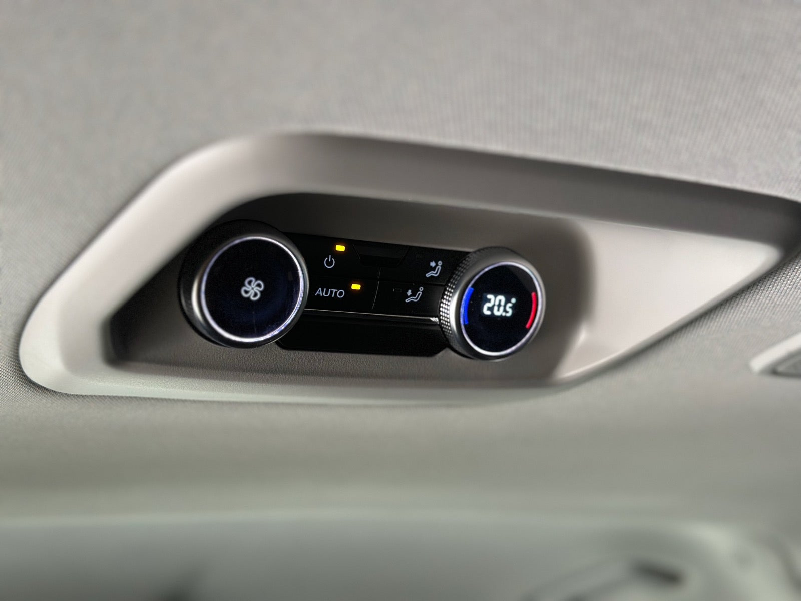 Blå VW e-Caravelle fra 2025