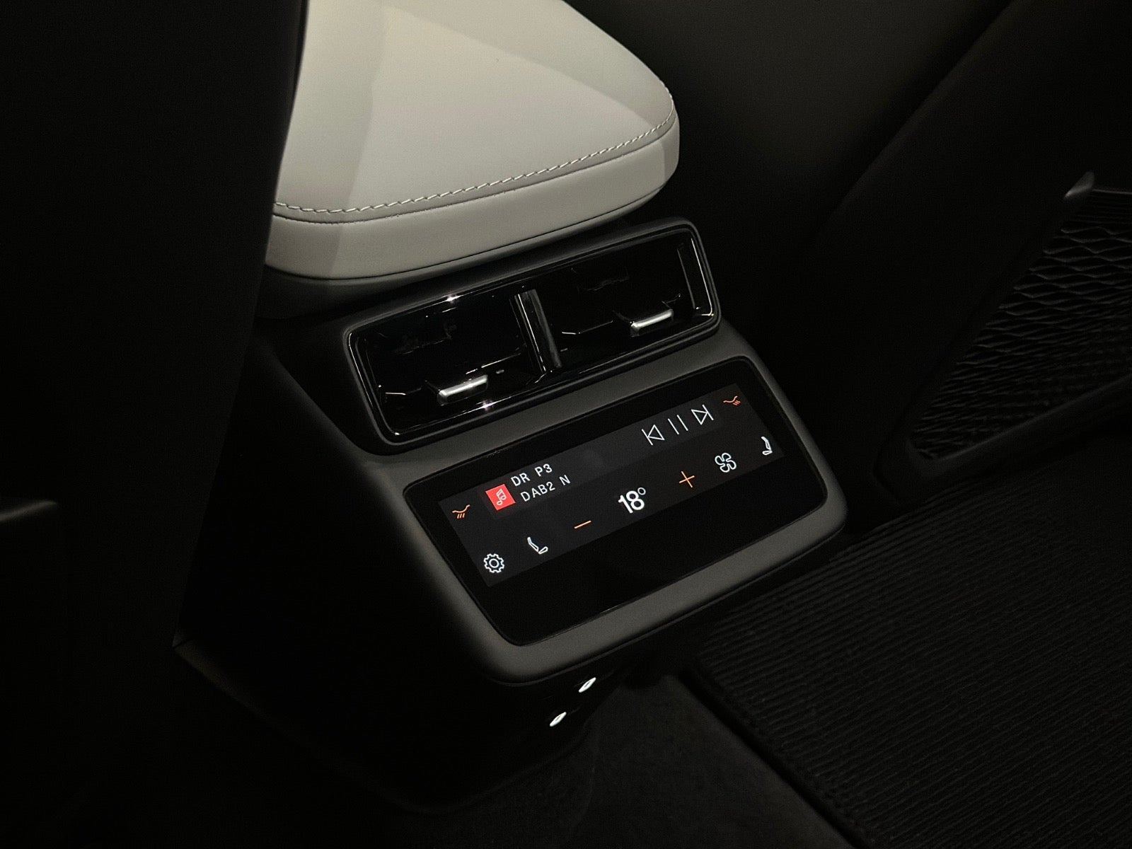 Hvid Polestar 4 fra 2025