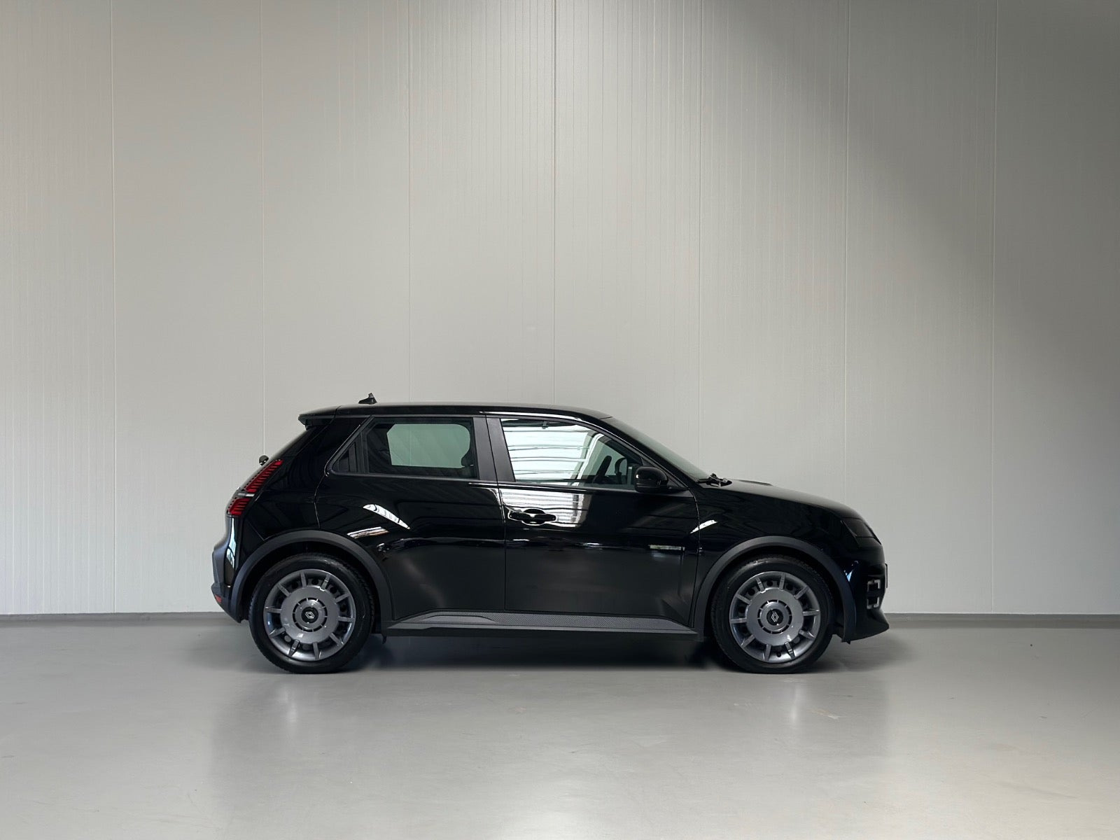 Sort Renault 5 E-Tech fra 2025