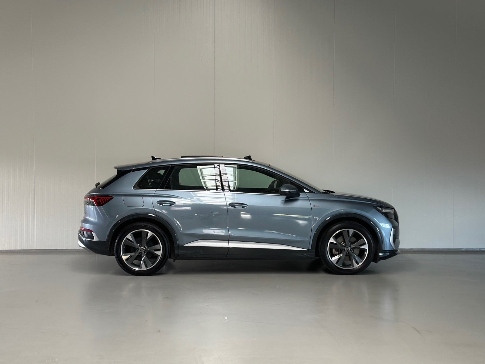 Blå Audi Q4 e-tron fra 2024
