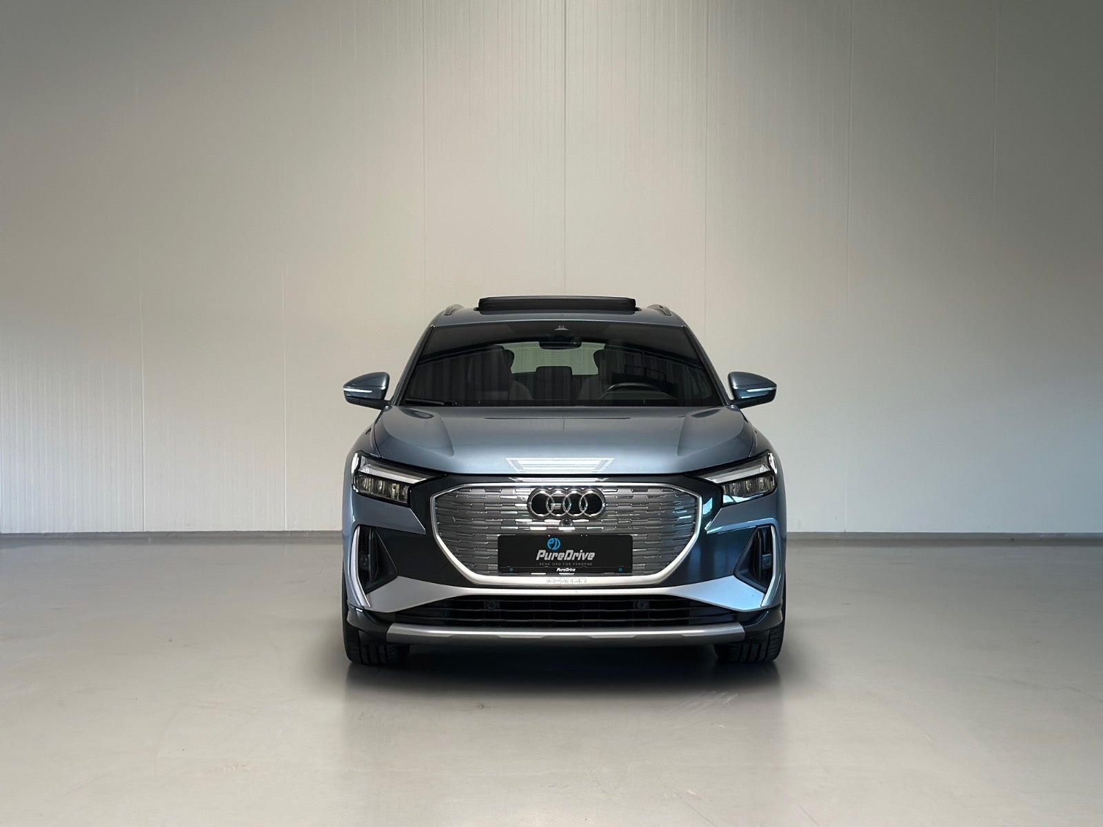 Blå Audi Q4 e-tron fra 2024
